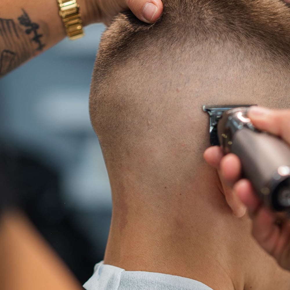 Κούρεμα με γραμμή στο ξυράφι στο ELIT BARBER