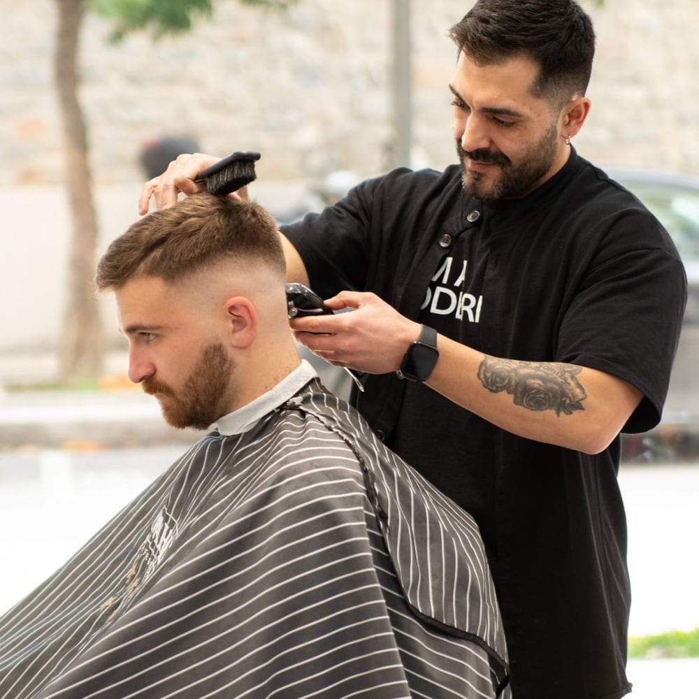 Fade σε σγουρά μαλλιά στο ELIT BARBER