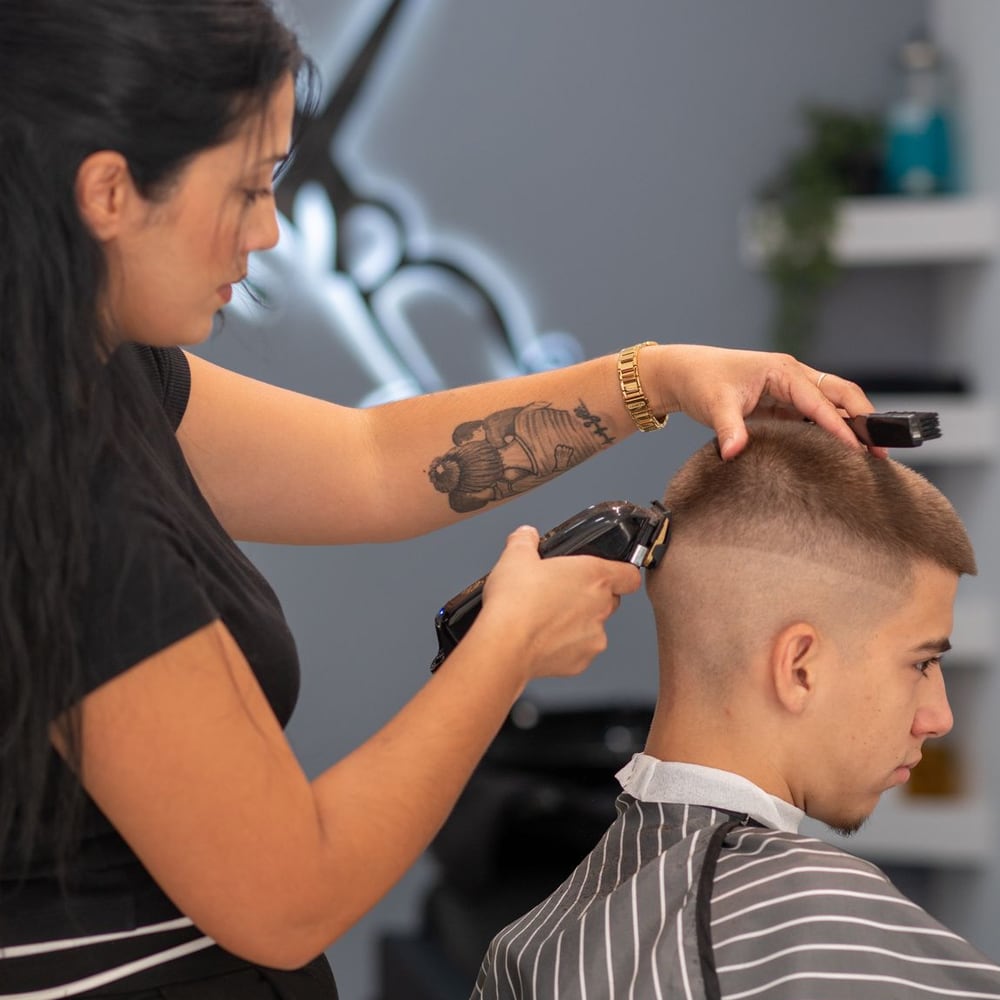Skin fade με σχέδιο στο ξυράφι στο ELIT BARBER