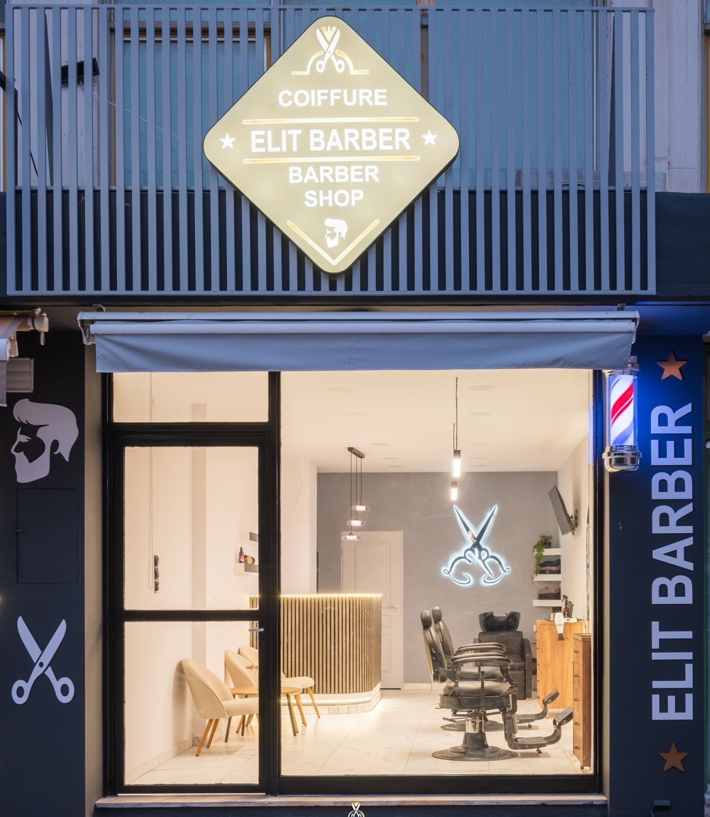 Η πρόσοψη του ELIT BARBER στην Βασσάνη 33 στον Βόλο, με την πινακίδα και το κλασικό φανάρι κουρείου
